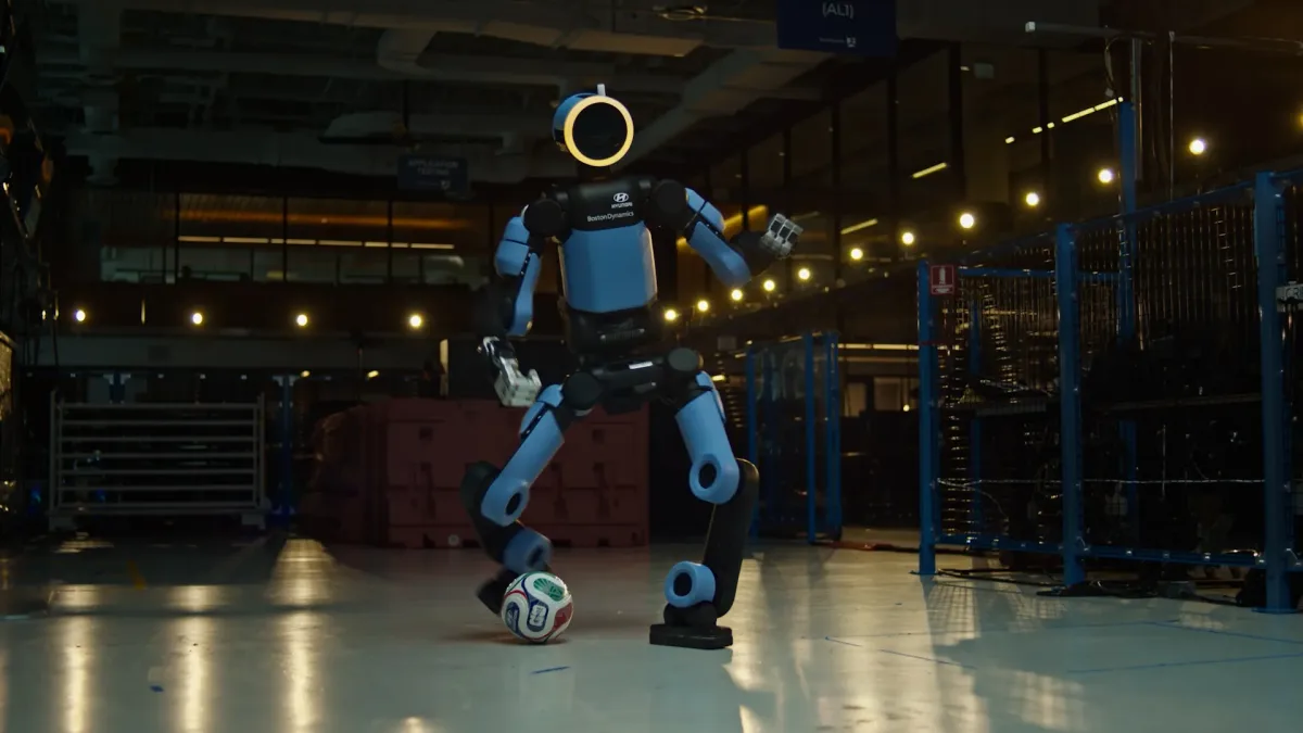 Atlas de Boston Dynamics observando datos de entrenamiento en la campaña School of Football de Hyundai