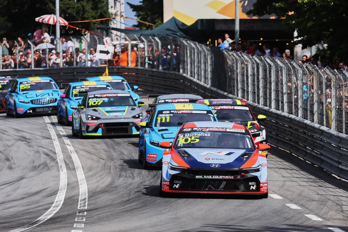 Autos del Kumho FIA TCR World Tour en el circuito callejero de Vila Real