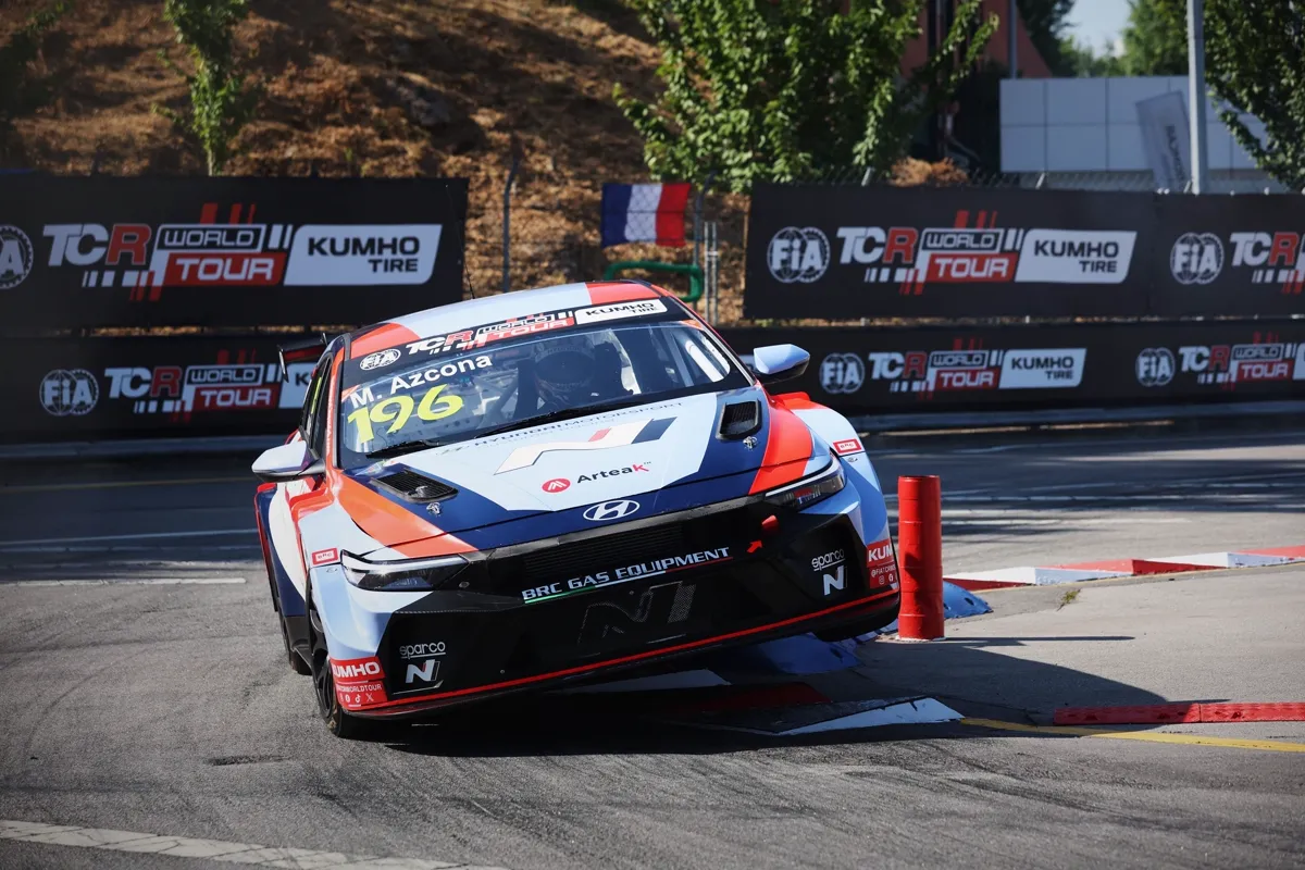 Mikel Azcona al volante del Hyundai Elantra N TCR en Vila Real