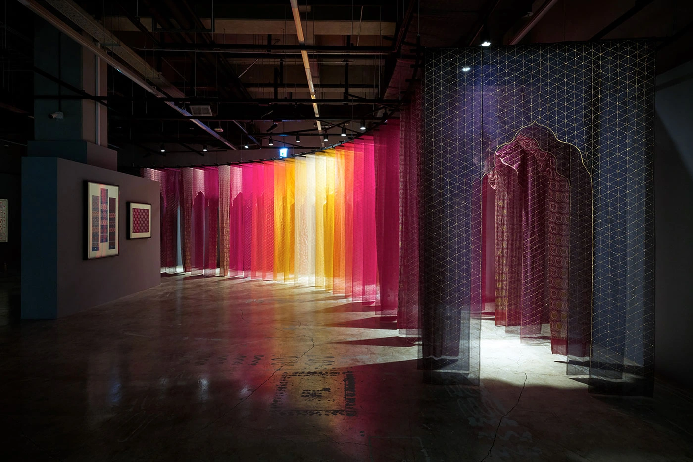 Imagen 2: Jounghye Yoo, Gilded Veil_A Mysterious Curtain Lightly Draped in Gold, 2025, vista de la instalación en Hyundai Translocal Series: Entangled and Woven, Cheongju Craft Biennale 2025 © Comité Organizador de la Bienal de Artesanía de Cheongju, foto de Wooil Kim