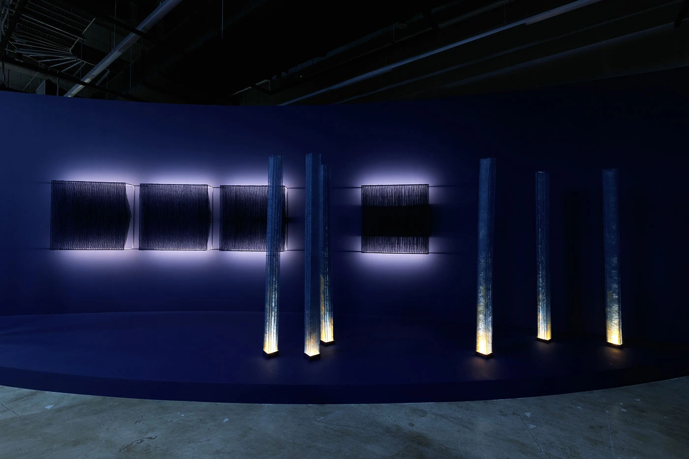 Imagen 6: Yeonsoon Chang, Worincheongang I, 2025, vista de la instalación en Hyundai Translocal Series: Enredados y tejidos, Bienal de Artesanía de Cheongju 2025 © Comité Organizador de la Bienal de Artesanía de Cheongju, foto de Wooil Kim