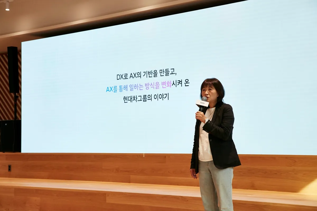 Eunsook Jin, President and Head of ICT Management Division de Hyundai Motor Group, brinda una presentación en el Hyundai Motor Group AX Achievement Showcase