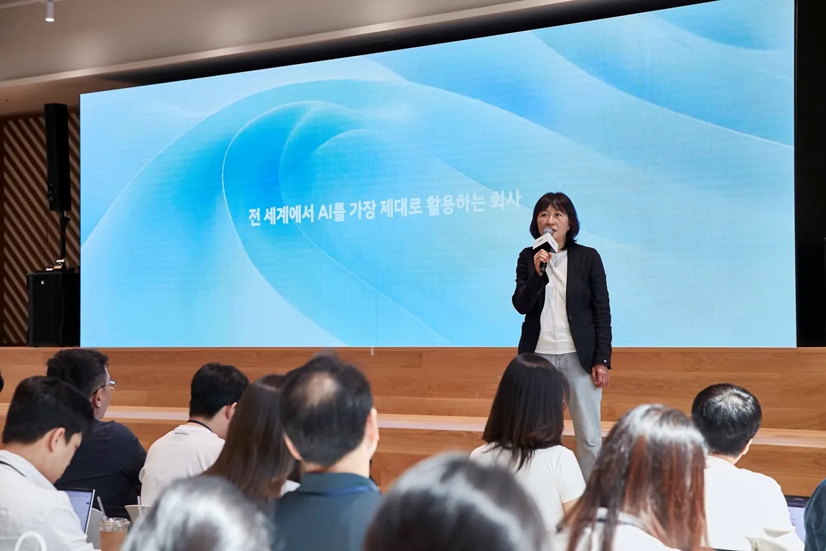 Eunsook Jin, President and Head of ICT Management Division de Hyundai Motor Group, brinda una presentación en el Hyundai Motor Group AX Achievement Showcase