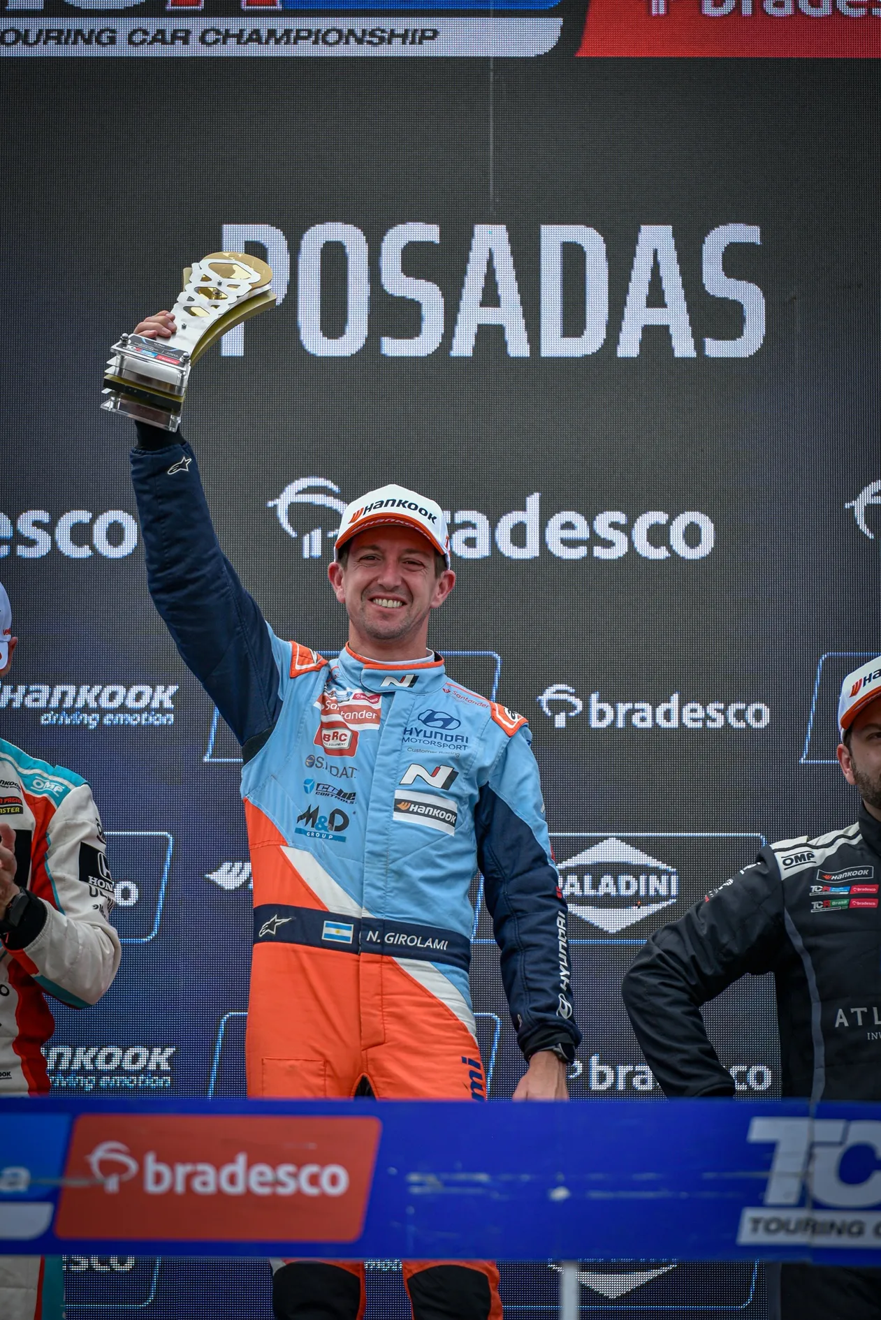 Néstor Girolami celebra en el podio de Posadas con el trofeo en alto