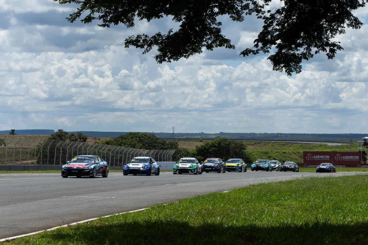 Hyundai MSA Team debuta en TCR South America con victoria