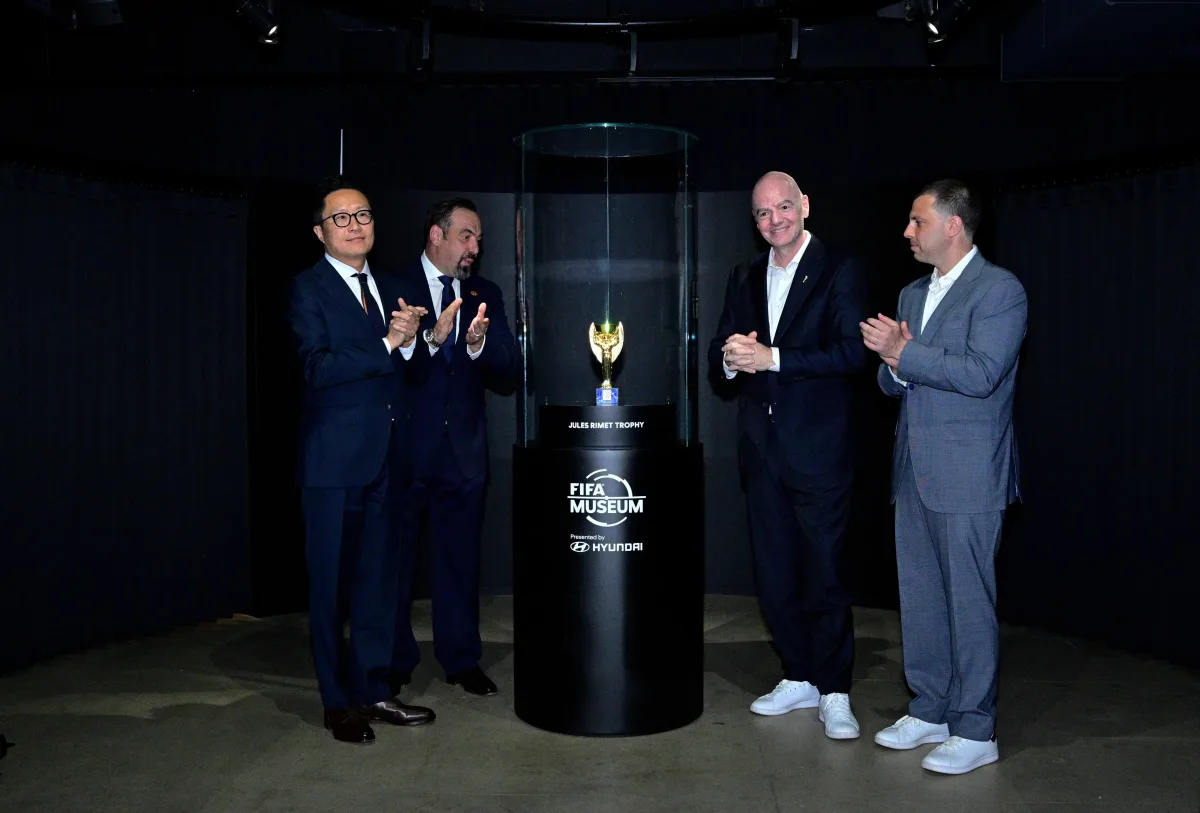 Hyundai Motor Company y el Museo de la FIFA reciben a los visitantes en la experiencia para aficionados 'Legados de Campeones' en el Rockefeller Center durante la Copa Mundial de la FIFA 2026™