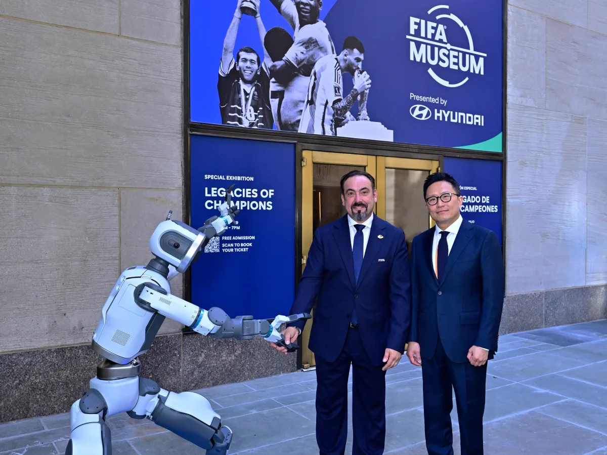 Ceremonia de inauguración del Museo de la FIFA: Instalación del Atlas en la entrada. De izquierda a derecha: Marco Fazzone, Director General del Museo de la FIFA; Sungwon Jee, Vicepresidente Ejecutivo y Director Global de Marketing de Hyundai Motor Company.