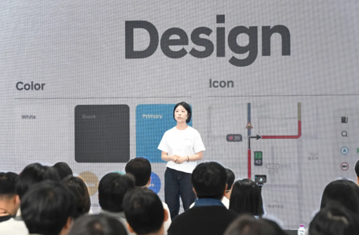 Hanna Yun presenta el sistema de navegación de Pleos Connect en el día de prensa