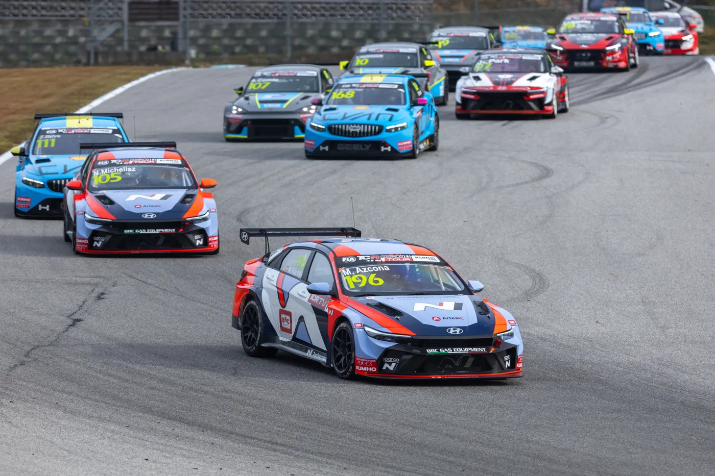 Hyundai Elantra N TCR en pista durante el Kumho FIA TCR World Tour en Inje Speedium